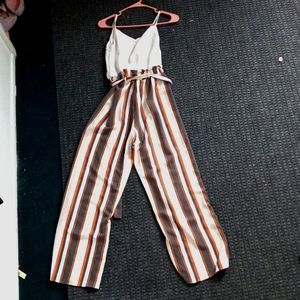 It's a gorgeous jumpsuit and it perfect for those fall pictures